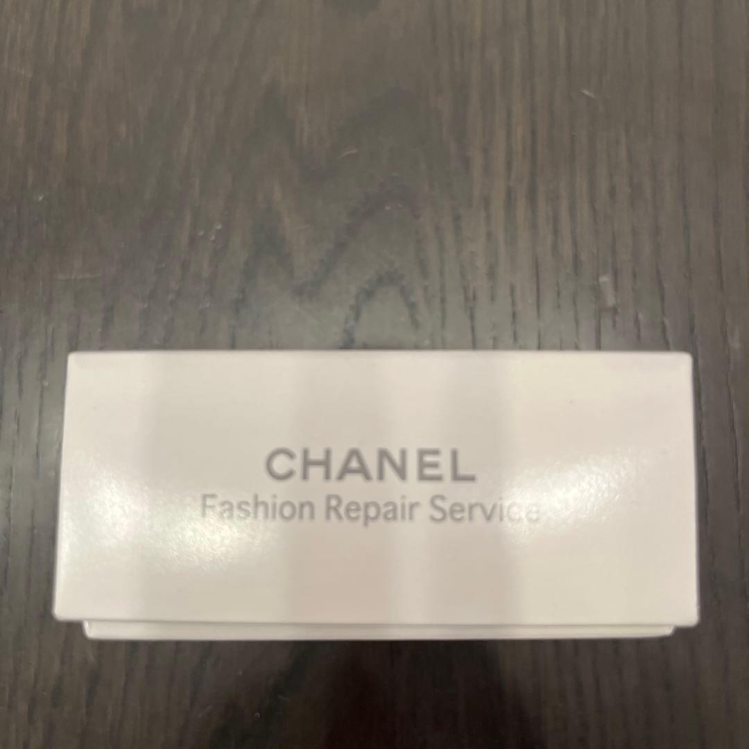 CHANEL ブルーラインストーンピアス