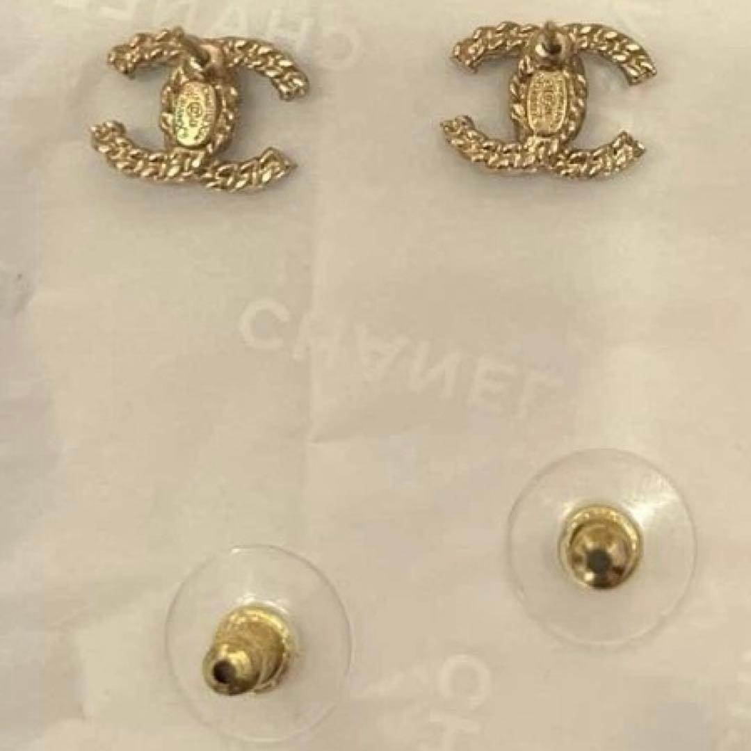 CHANEL ブルーラインストーンピアス