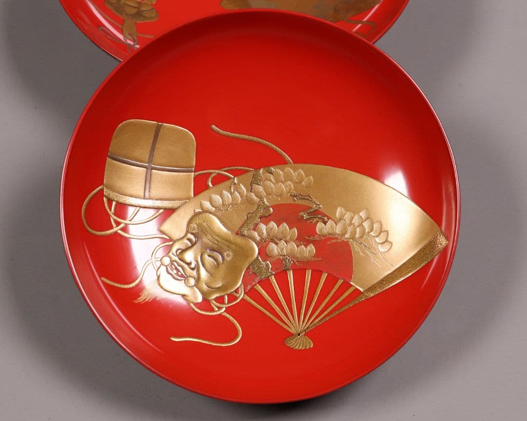 MA243 加賀蒔絵 能楽・翁 本金高蒔絵 朱塗三ッ盃・盃台 松蒔絵 木製 杯