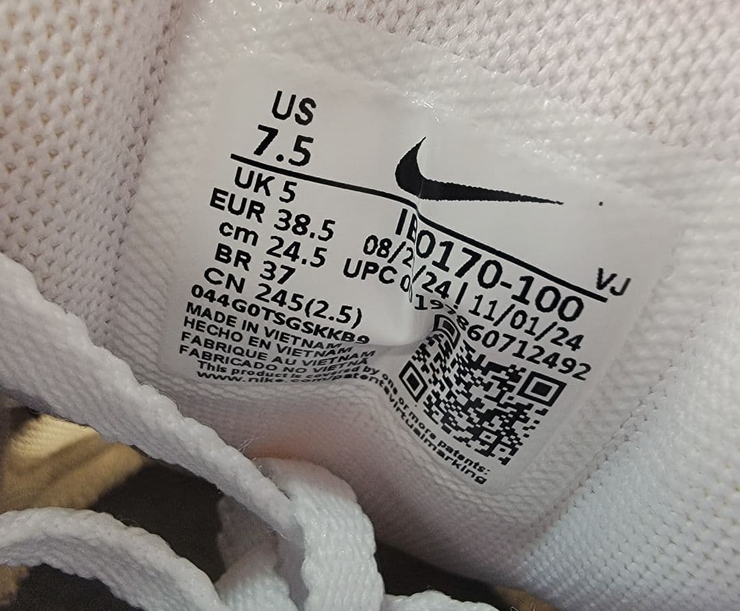 ナイキ ウィメンズ エアマックス90 LV8 シルバー/ブラック 24.5㎝