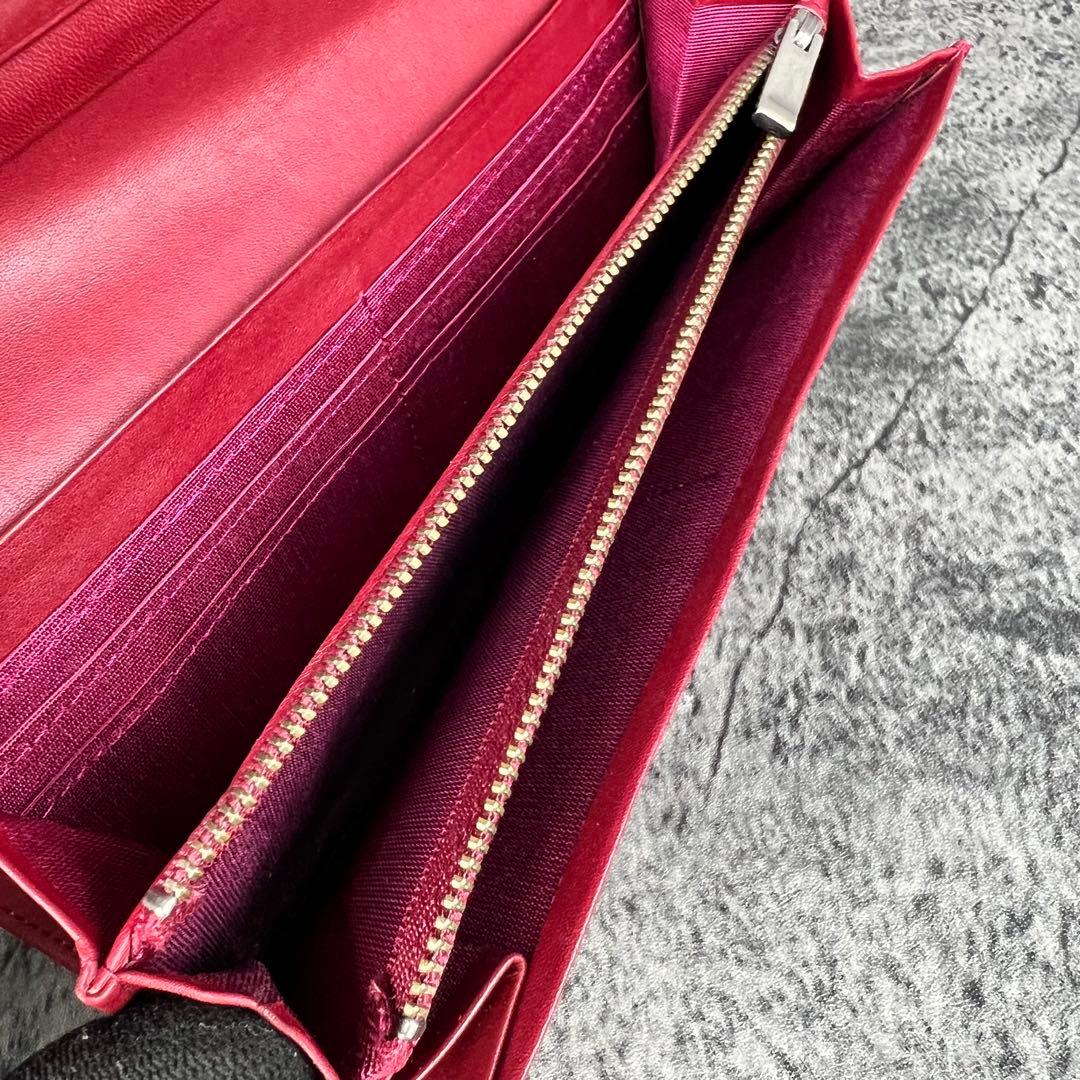 BURBERRY パテントレザー 型押し 二つ折り長財布 レッド