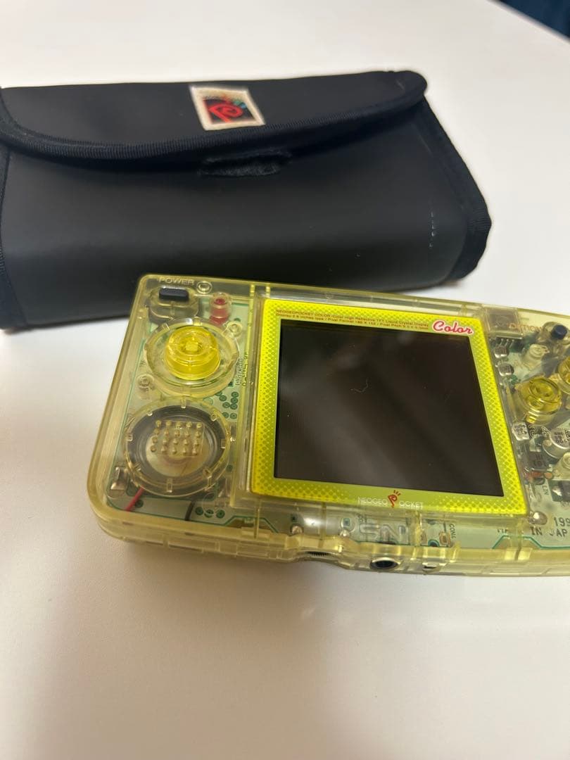 ネオジオポケットカラー本体クリスタルイエロー　専用ポーチ付き　やや難あり　SNK