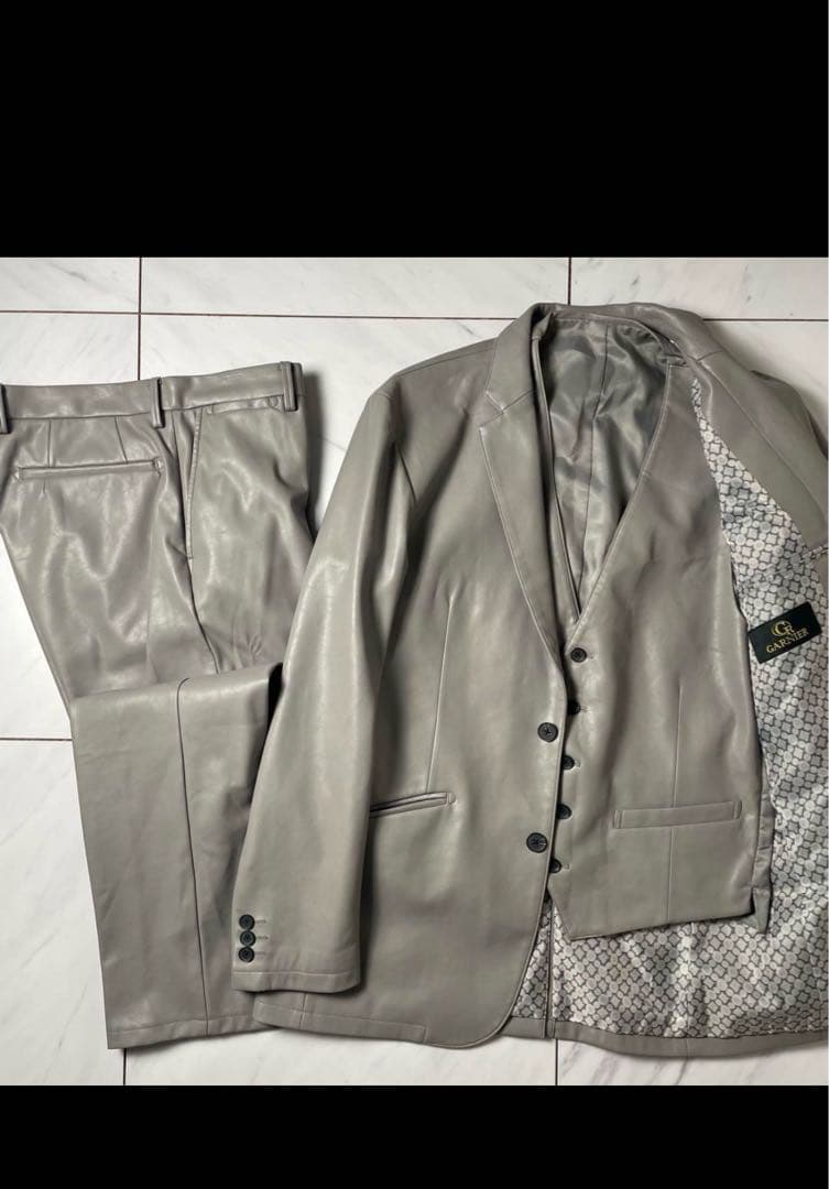 極希少 GARNIER 3ピース フェイクレザー グレー 上下XL ジレL