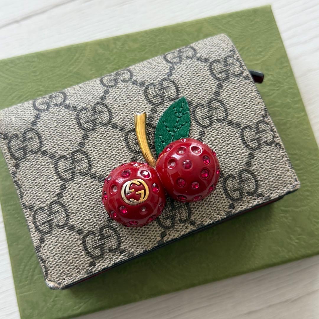 ば*に様 GUCCI グッチ 財布 二つ折り財布 チェリー装飾 さくらんぼ