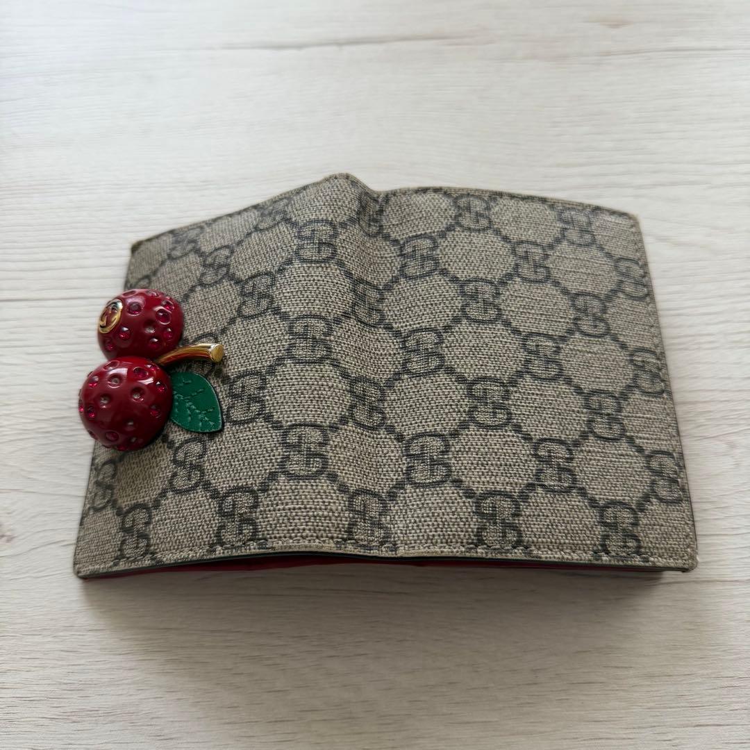 ば*に様 GUCCI グッチ 財布 二つ折り財布 チェリー装飾 さくらんぼ