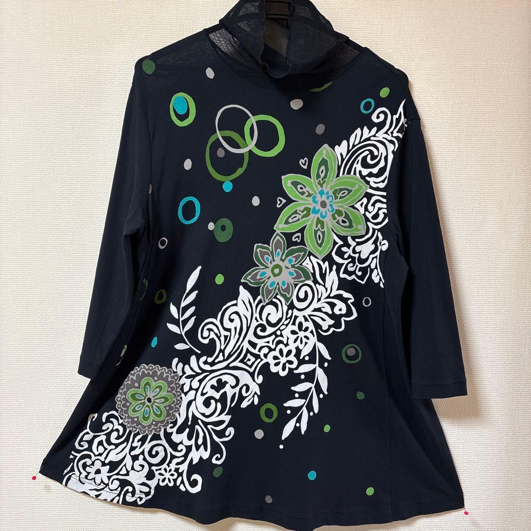 『美品』⭐️トクコプルミエヴォル⭐️黒地にシースルーハイネック素敵な花柄チュニック❣️