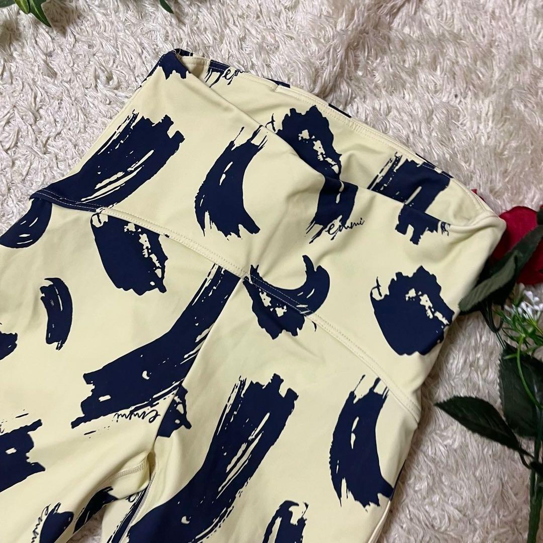 【emmi yoga】emmiオリジナルアート柄レギンス　ブラトップセットアップ