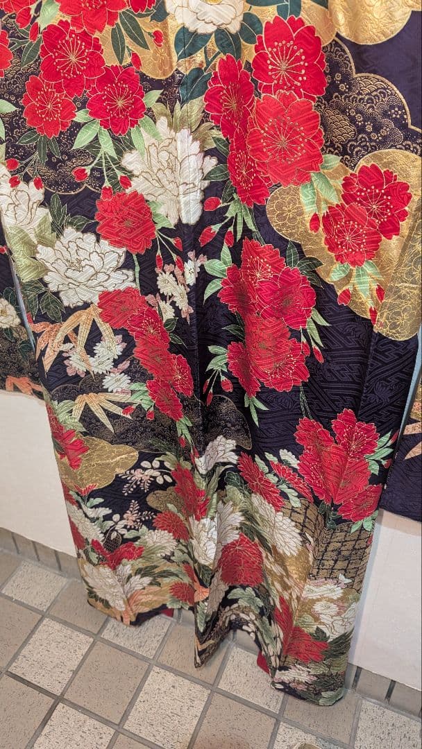 【美品】豪華な赤と白の花柄のおめでたい 振袖•Ｌサイズ