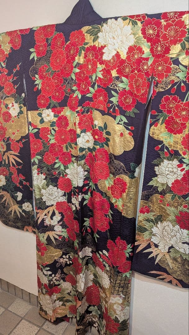 【美品】豪華な赤と白の花柄のおめでたい 振袖•Ｌサイズ