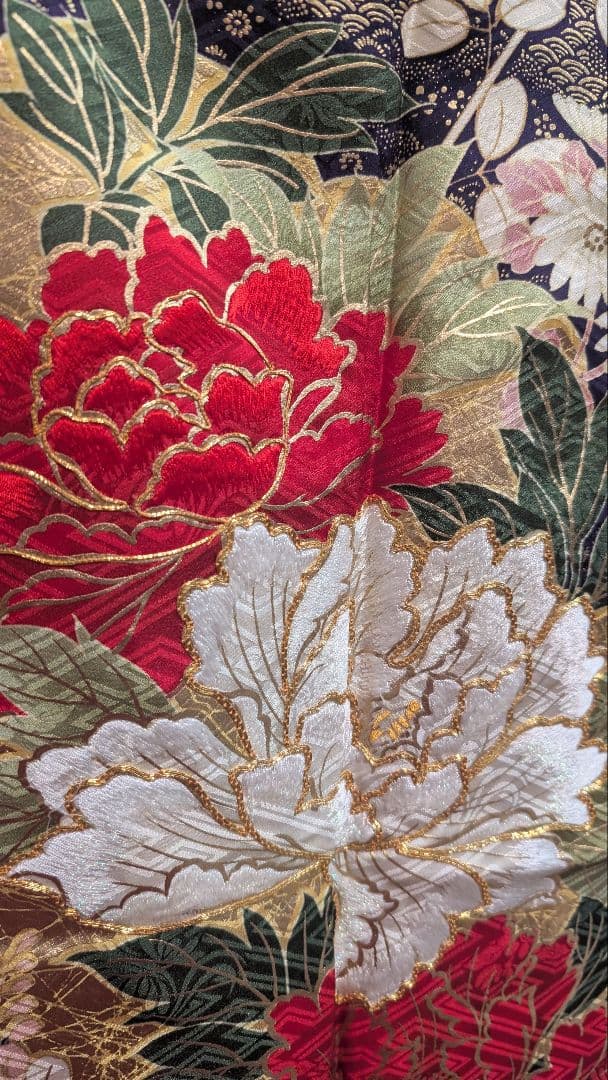 【美品】豪華な赤と白の花柄のおめでたい 振袖•Ｌサイズ