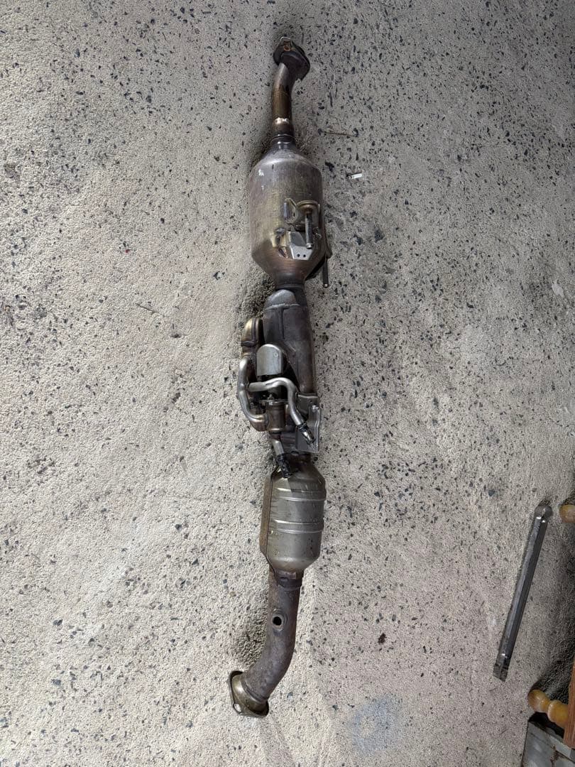 50プリウス中間　純正触媒