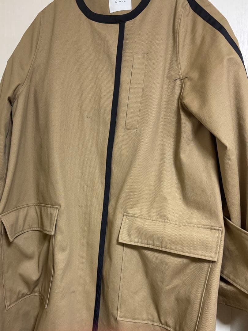Limue ワイドスリーブノーカラーパイピングコート