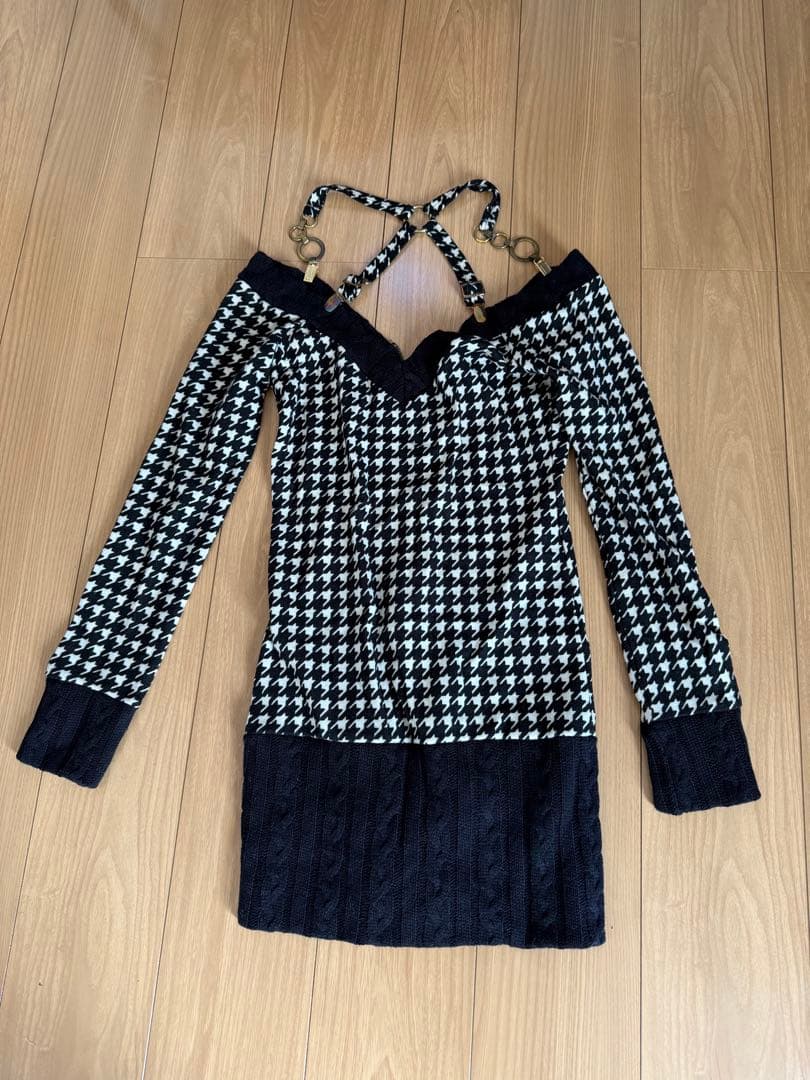 d.i.a オフショルダー ハウンドトゥース ニットワンピース