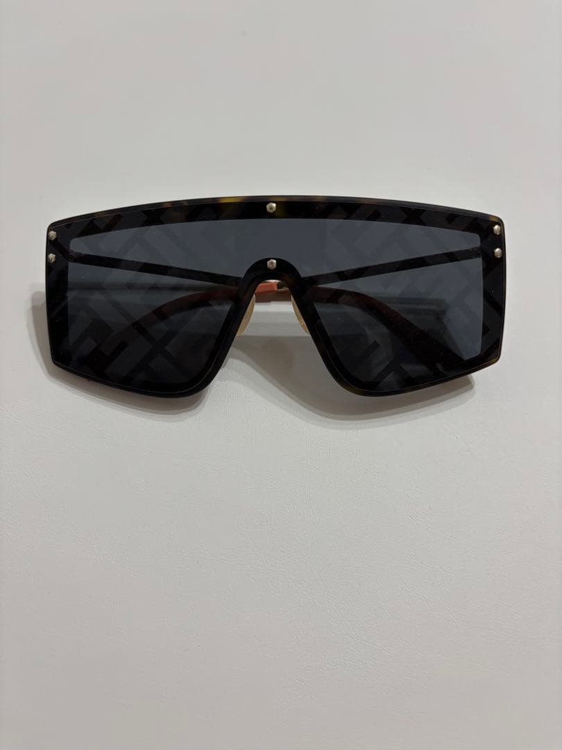 FENDI サングラス ブラックレンズ