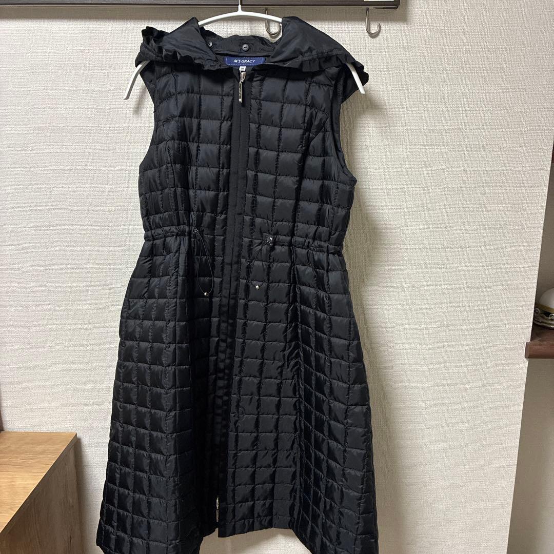 ブラック フリルフード付き キルティングベスト