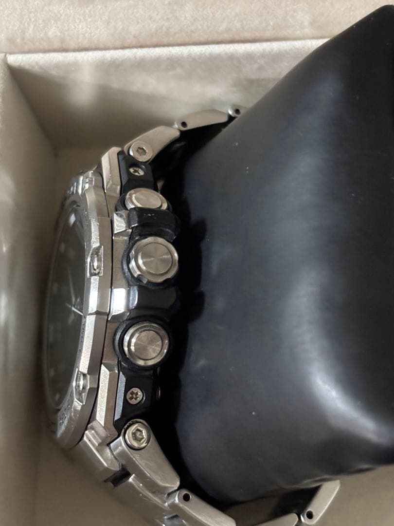 G-SHOCK 人気が高いGST B-100