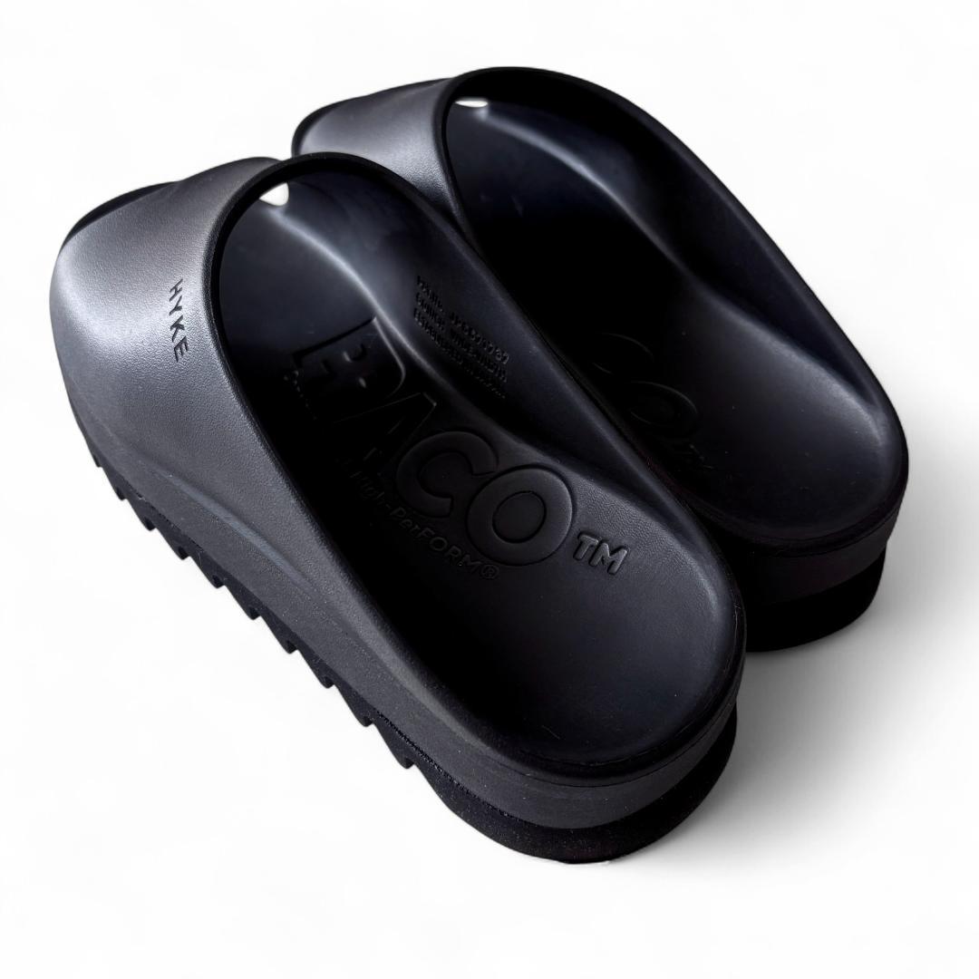 極美品 24.0『パコ PPACO × ハイク HYKE』サンダル ブラック黒