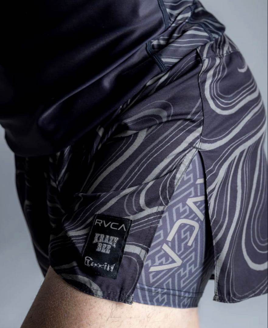【最終値下げ】新品RVCAXKRAZYBEEXGAKKINファイトショーツXL