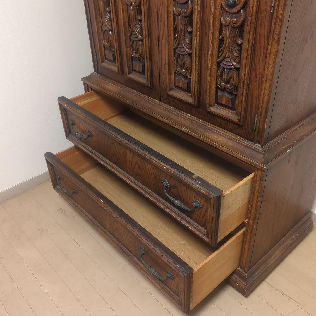 イギリス製 オーク材 彫刻装飾付きキャビネット