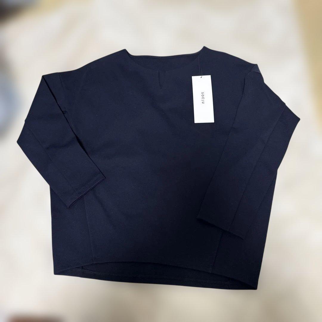 も*の様 新品SOEJU ソージュ ダブルジャージキーネックプルオーバー ネイビ