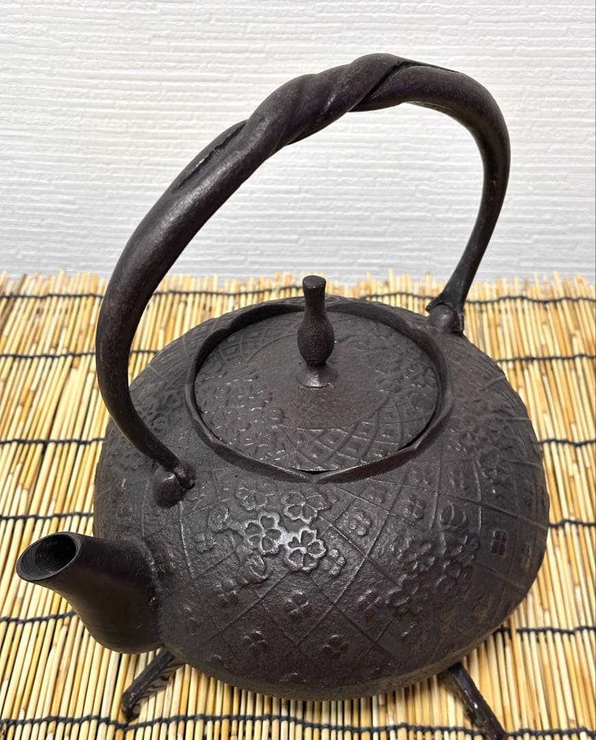 未使用品、栞付　岩手県奥州 佐秋鋳造所 佐藤守巨造 真作保証　南部鉄瓶 南部鉄器