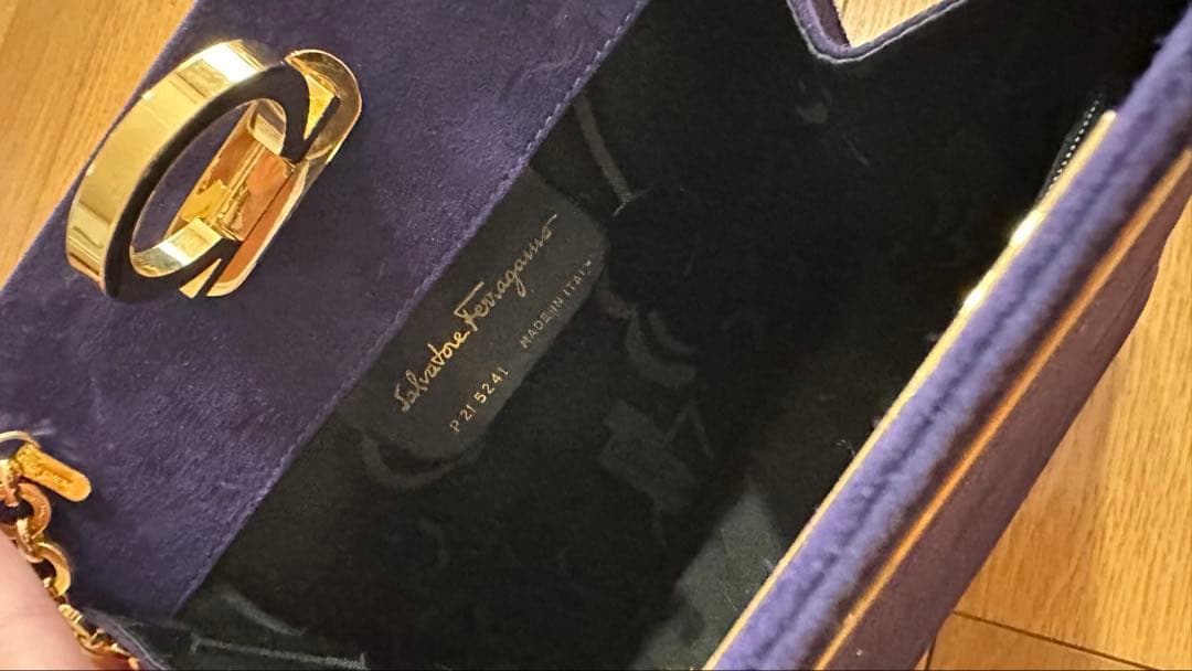 フェラガモ スエード ガンチーニ チェーンショルダーバッグ ネイビー レディース