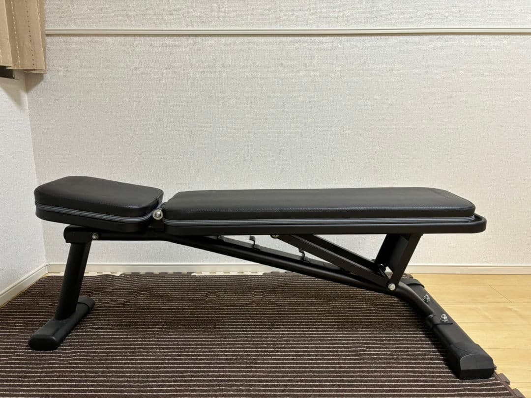 トレーニング用品（ベンチ、ダンベル）