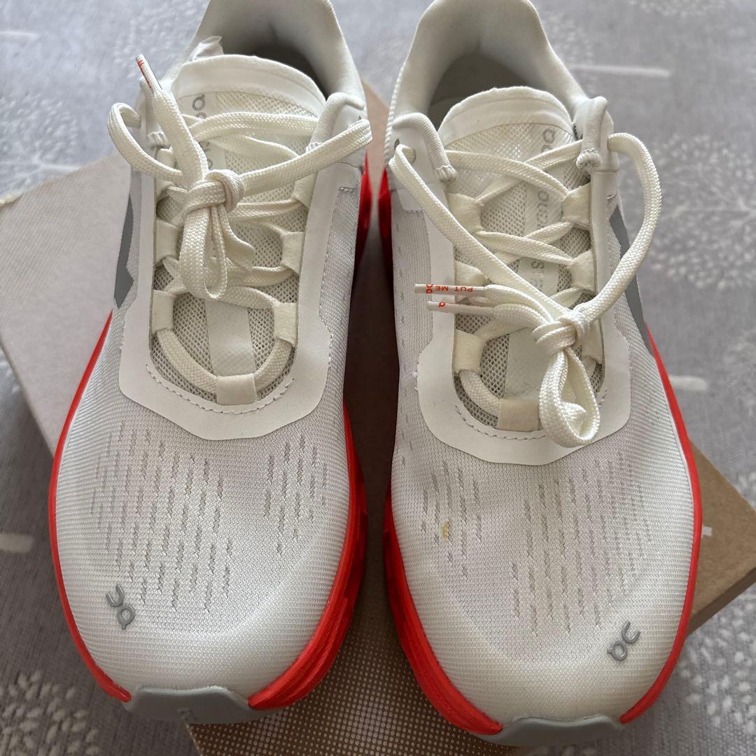 On Cloud monster スニーカーホワイト/レッド