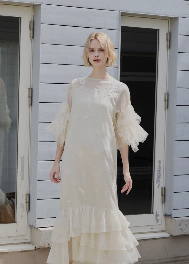 アイボリー フリル付きロングドレス