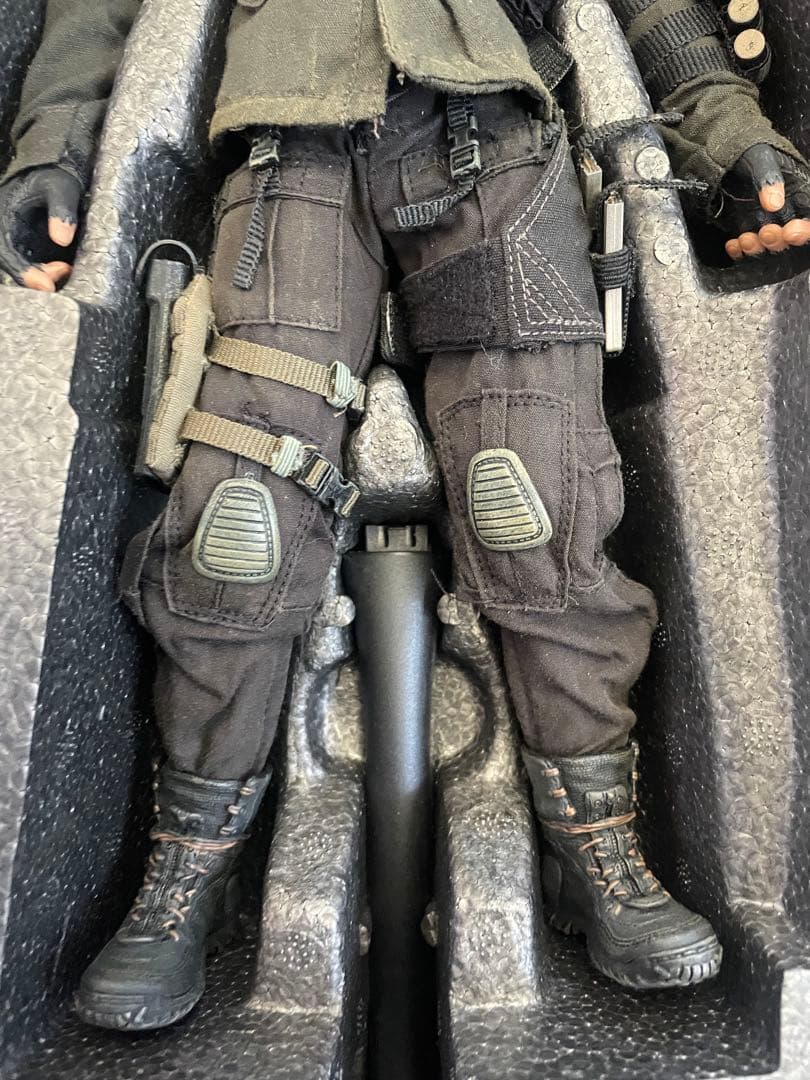 HOT TOYS ターミネーター4 ジョンコナー ファイナルバトルバージョン