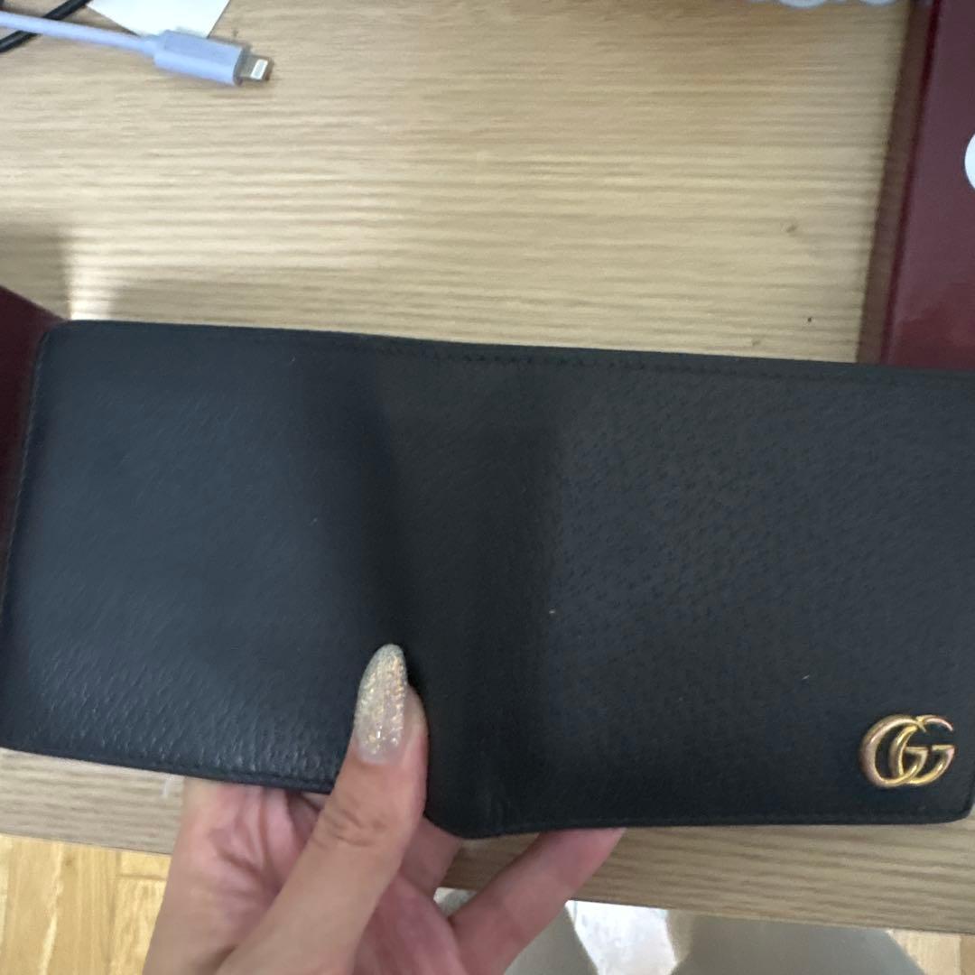 Gucciロゴ付き黒二つ折り財布