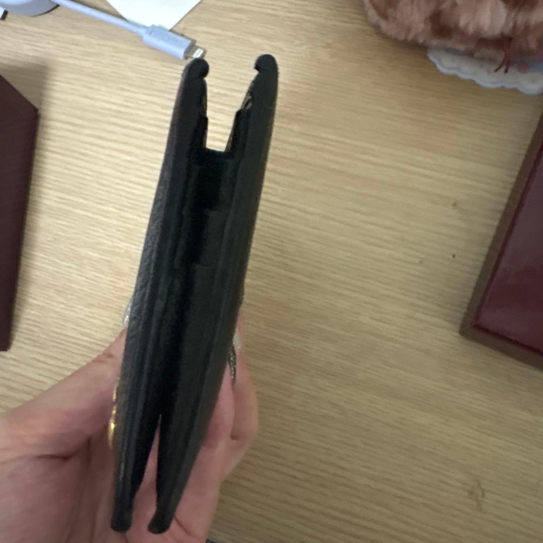 Gucciロゴ付き黒二つ折り財布