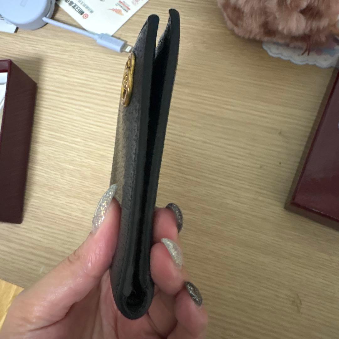 Gucciロゴ付き黒二つ折り財布