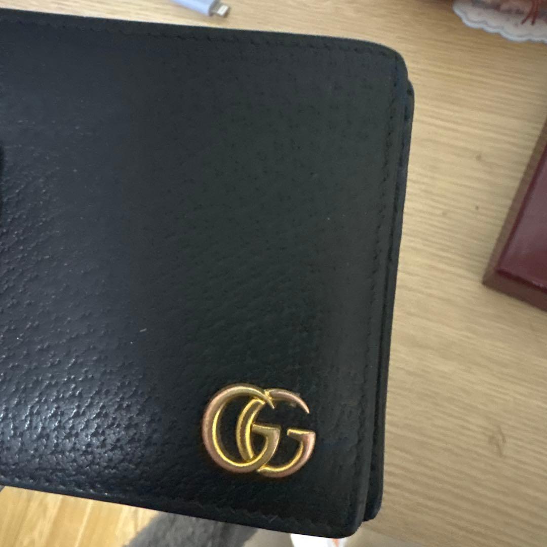Gucciロゴ付き黒二つ折り財布
