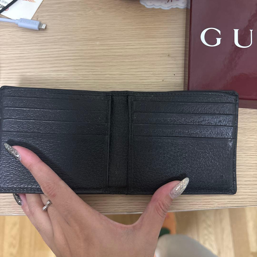 Gucciロゴ付き黒二つ折り財布
