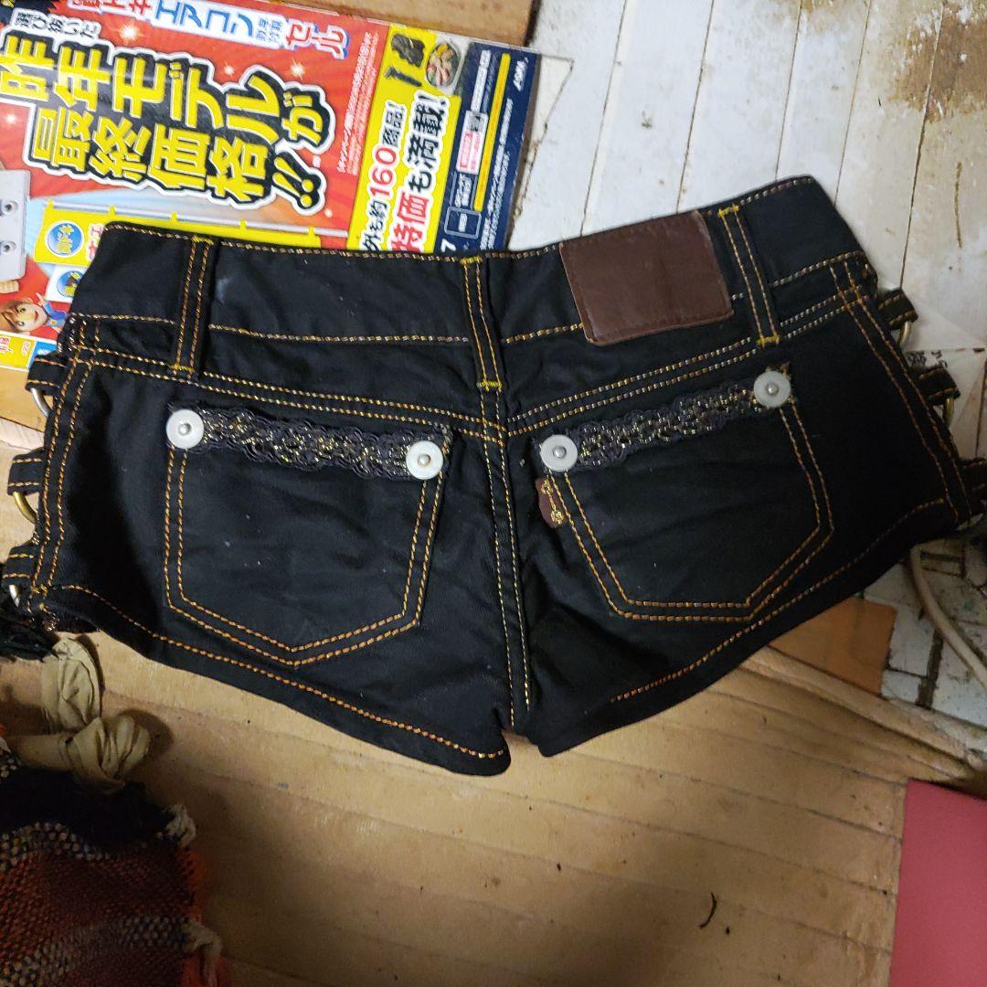 装飾付き黒ショートパンツ