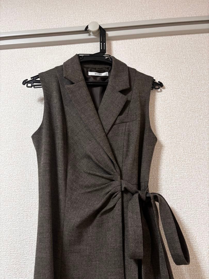 SNIDEL Sustainableサイドプリーツテーラードワンピース