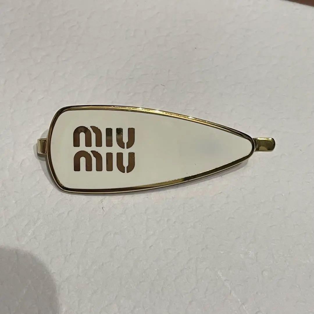 MIU MIU エナメルメタル ヘアクリップ