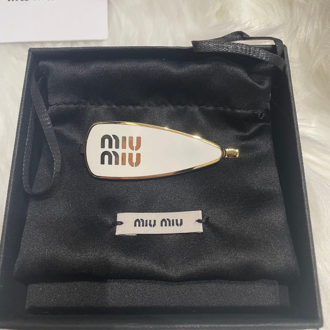 MIU MIU エナメルメタル ヘアクリップ