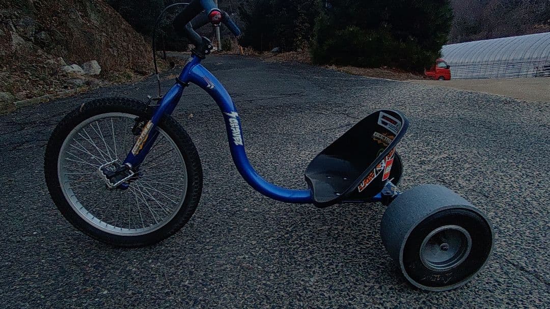 Chavez 青 トライク スリックタイヤ