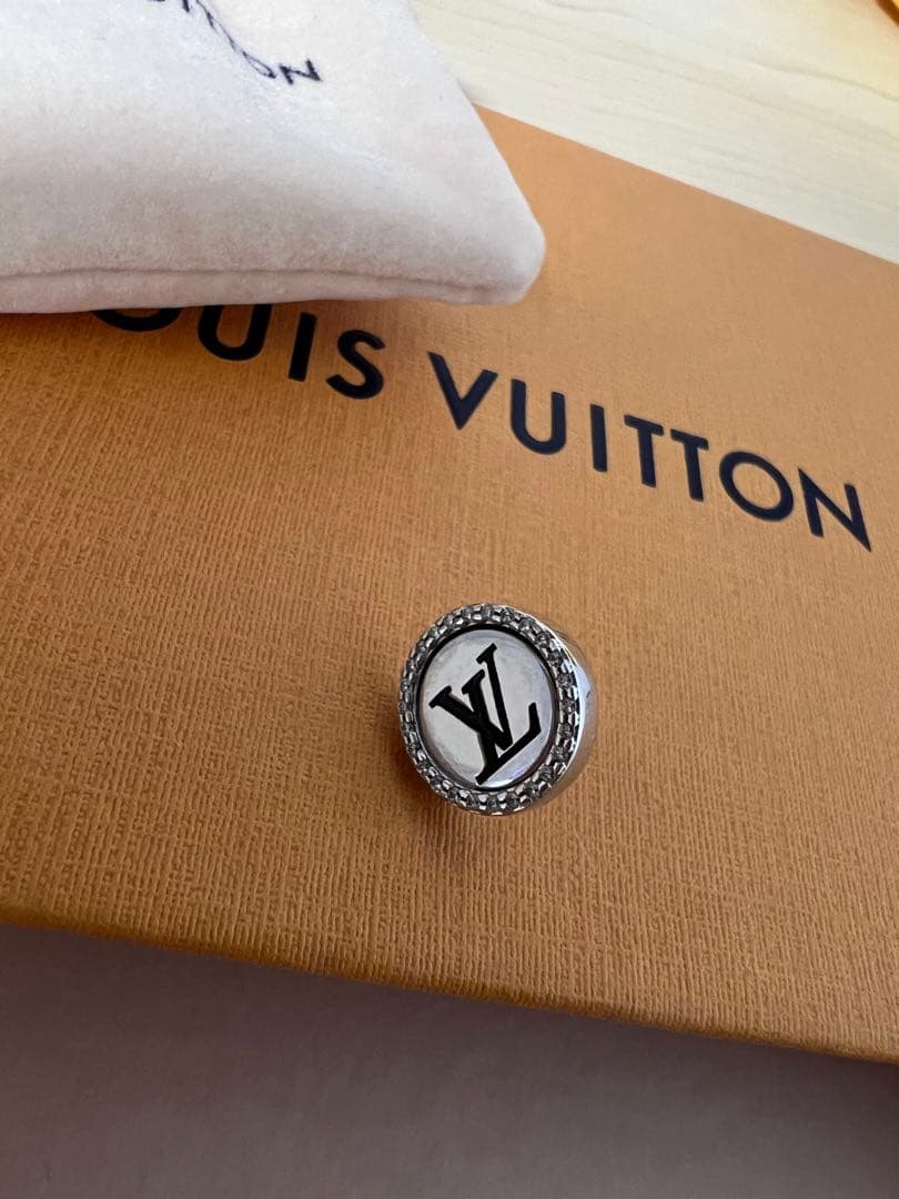 Louis Vuitton LVロゴ ピアス(片耳用)