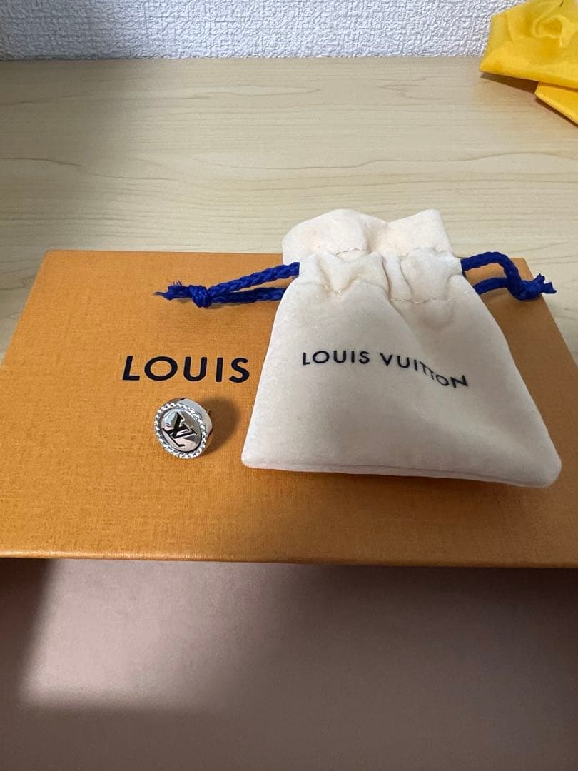 Louis Vuitton LVロゴ ピアス(片耳用)