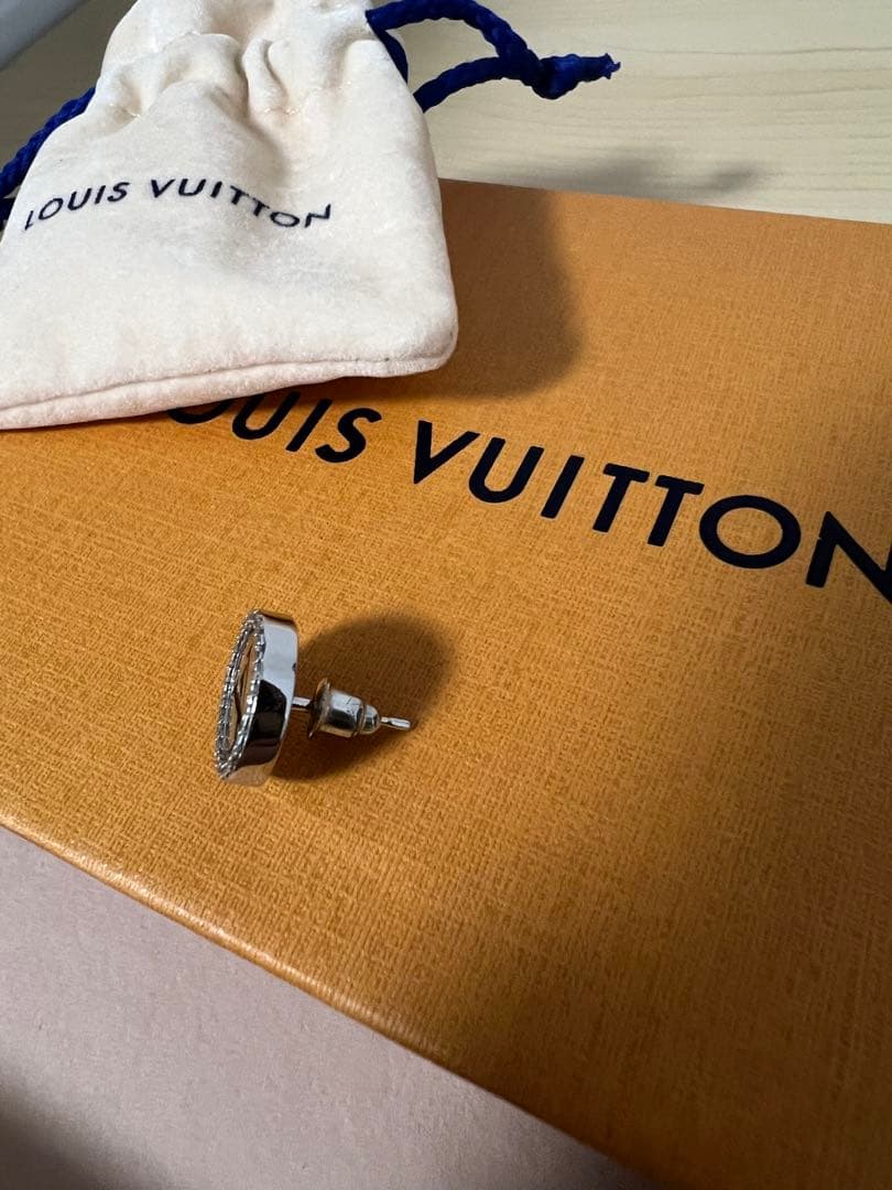 Louis Vuitton LVロゴ ピアス(片耳用)