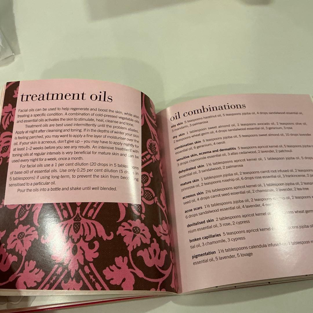 洋書 Feeding Your Skin by Carla Oates