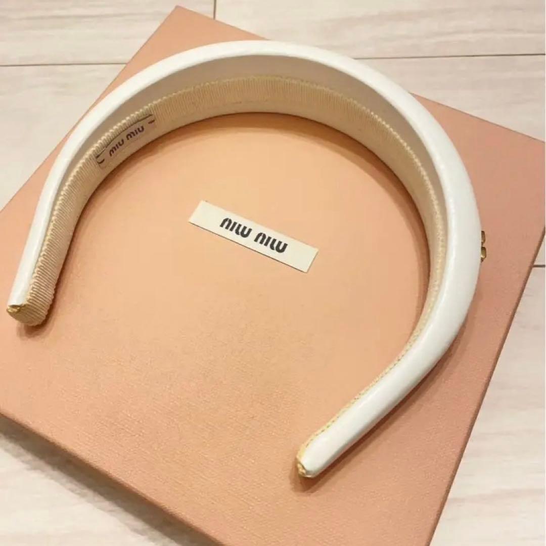 ミュウミュウ ヘッドバンド カチューシャ ホワイト ヘアアクセサリー