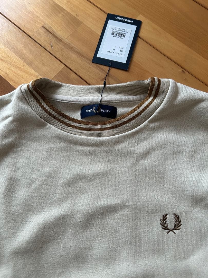 フレッドペリー　スウェット　オートミール　ベージュスウェット裏起毛タグ付き未使用
