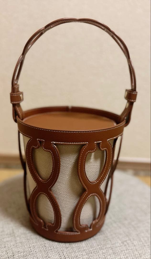 セブンテン　カットワークレザーバケットバッグ