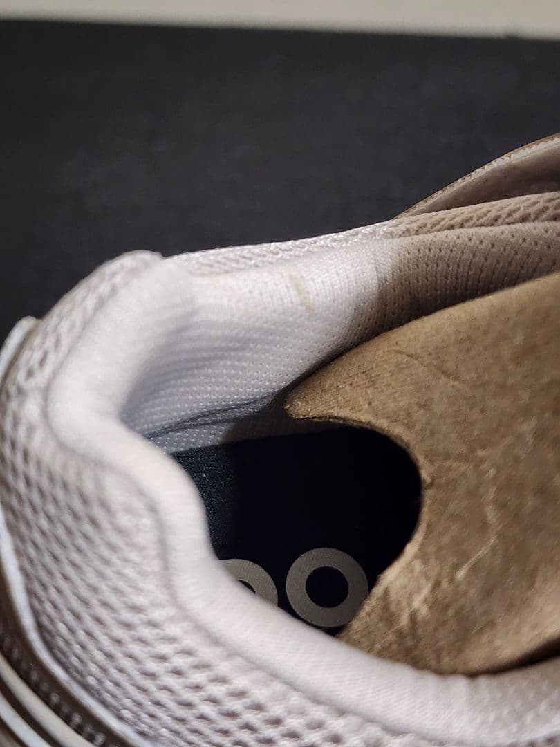 よよよon ベージュ スニーカー　23.5cm