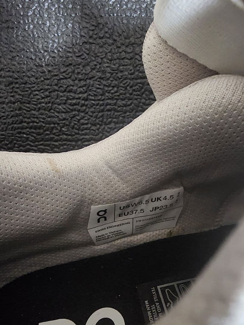 よよよon ベージュ スニーカー　23.5cm