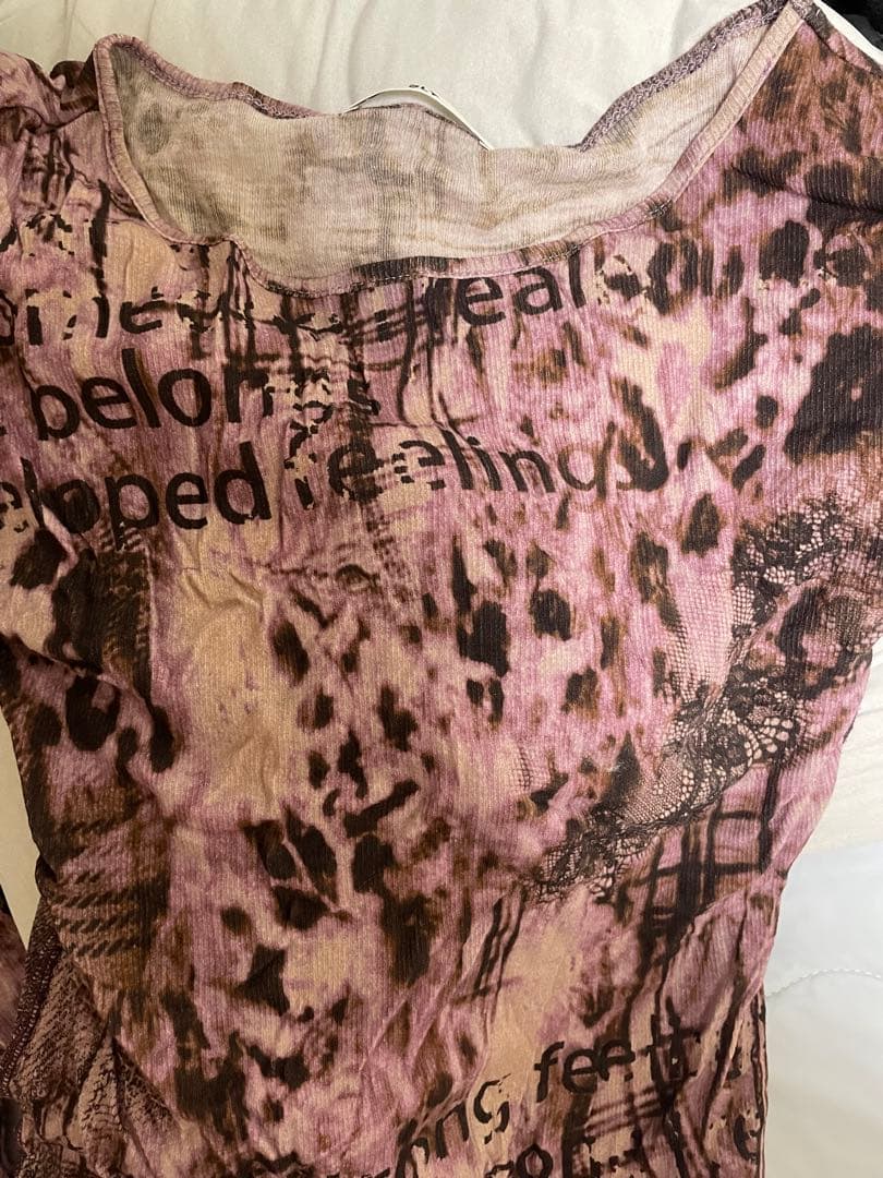 SLY スライ　ブラーリングレオパードカットトップス